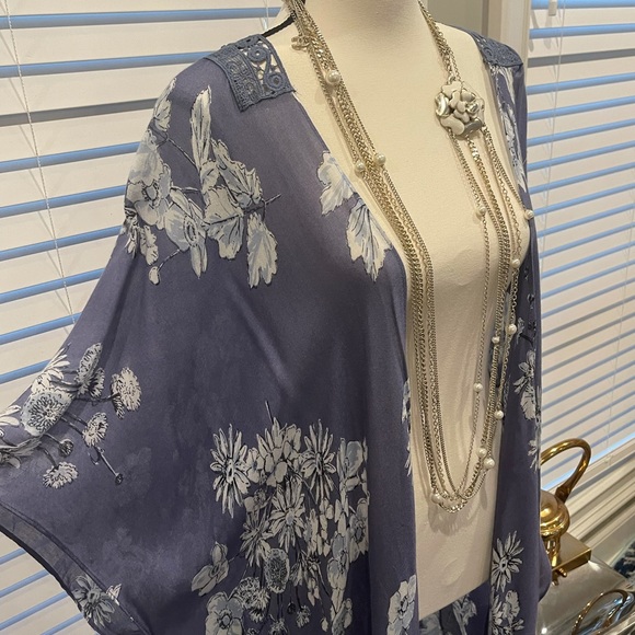 Beautiful Blue flowing floral kimono with crochet back - Picture 9 of 12